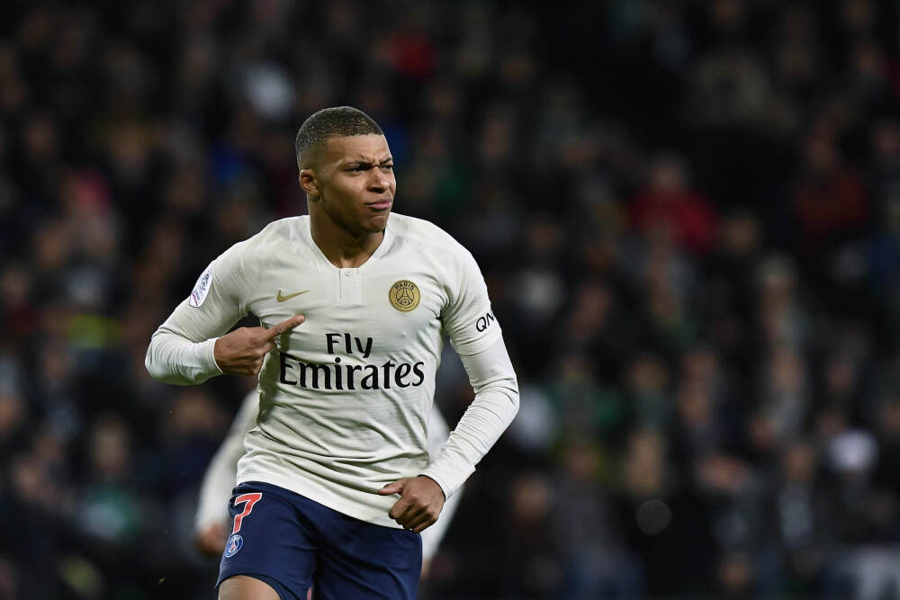 为给老婆拍照？男子摔落一级保护动物